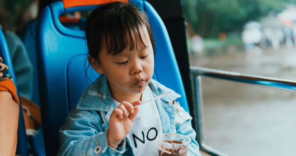 夏休みにアイスを食べる子ども
