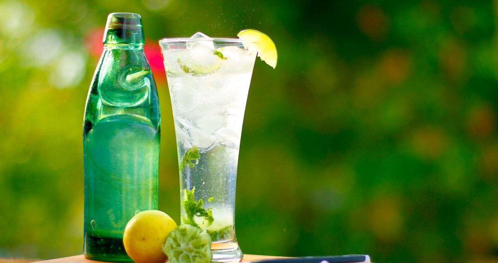 氷の入った炭酸飲料とレモン
