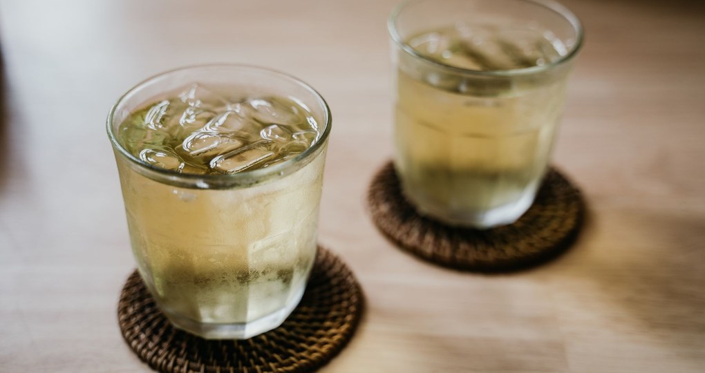 グラスに注がれた冷たい麦茶
