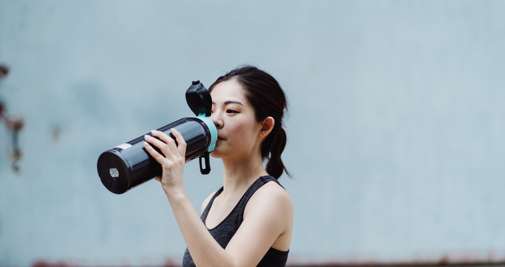 夏に水分補給をする女性