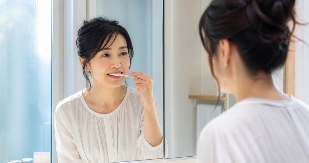 歯と歯ぐきの境目を意識して歯みがきをする女性